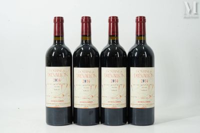 trois bouteilles de vin rouge sont alignées sur une surface blanche