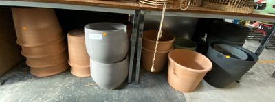 de nombreux pots posés les uns à côté des autres sur une étagère