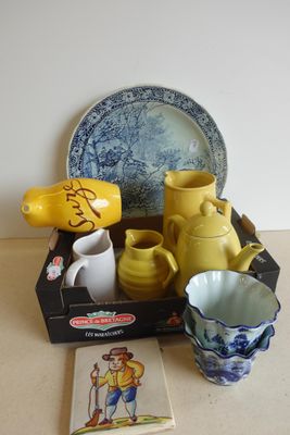 une boîte sur laquelle sont posés une assiette, des tasses et une carte