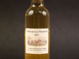 une bouteille de vin blanc posée sur une table noire