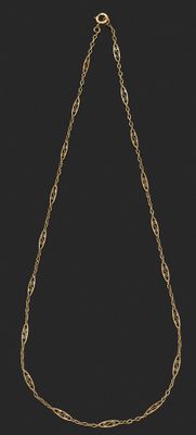 un collier en or dont la chaîne a été coupée en deux