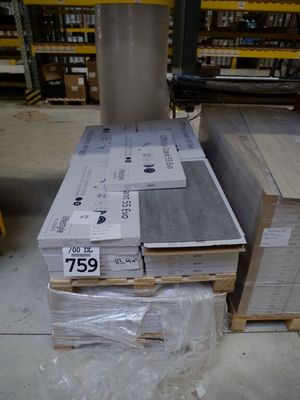 une pile de boîtes sur une palette dans un entrepôt