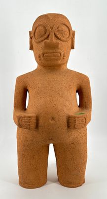 statue d'un homme tenant une fleur dans la main droite