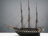 une maquette de bateau posée sur une table