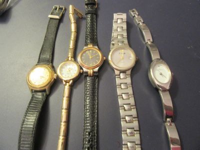 un grand nombre de montres posées sur une table