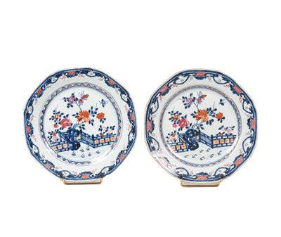 une paire d'assiettes bleues et blanches ornées de fleurs et d'oiseaux