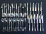 beaucoup de cuillères et de fourchettes sur la table