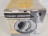 La boîte est vide et prête à être ouverte sur le comptoir.