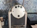 une machine à café posée sur un sol carrelé