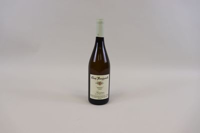 une bouteille de vin posée sur une table