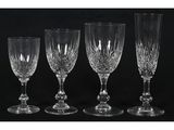 trois verres à vin en cristal posés sur une table noire