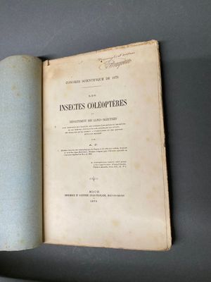 un vieux livre, avec un marque-page, posé sur une table