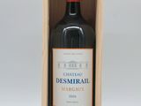 une bouteille de vin rouge dans un coffret en bois sur fond blanc