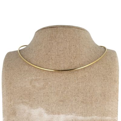 a close up of a mannequin with a gold necklace on it