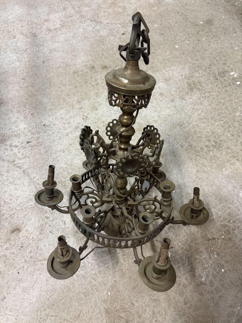 Lustre en bronze de style à six bras de lumière ajourés