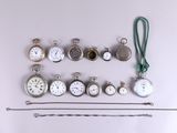 de nombreux types de montres de poche sur la table