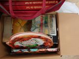 une boîte remplie de livres et un sac rempli de nourriture