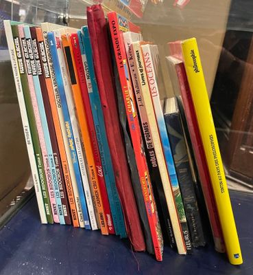 une pile de livres pour enfants posée sur une étagère