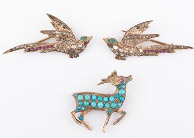 Trois broches : deux broches "oiseaux du paradis", pavage di…