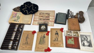 une table sur laquelle sont posés de nombreux objets anciens