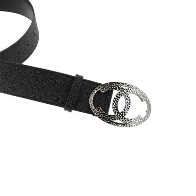 une photo d'une ceinture noire avec une boucle argentée