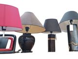 trois lampes placées l'une à côté de l'autre sur une table
