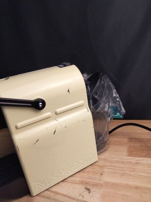 un grille-pain posé sur une table à côté d'un sac