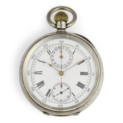 une montre de poche en argent avec des chiffres romains sur le cadran