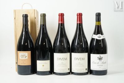 six bouteilles de vin sont alignées en rang devant une caisse en bois