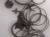 beaucoup de bracelets et une croix sur la table