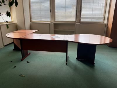 un bureau dans un local vide, avec une plante dans un coin