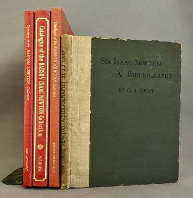 deux livres posés l'un sur l'autre sur une table