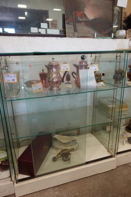 une vitrine en verre contenant divers objets