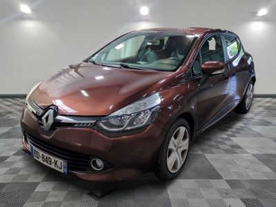 la voiture marron est garée sur un sol en damier dans le garage