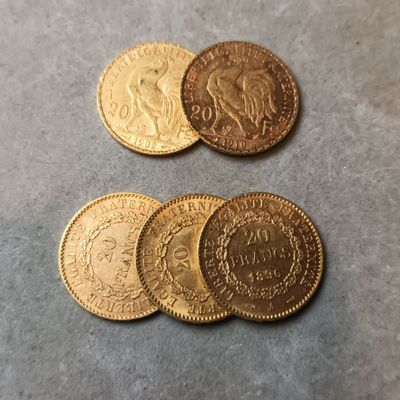 trois pièces d'or empilées les unes sur les autres sur une table