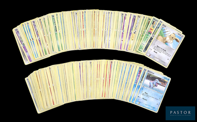 un lot de cartes posées sur une table