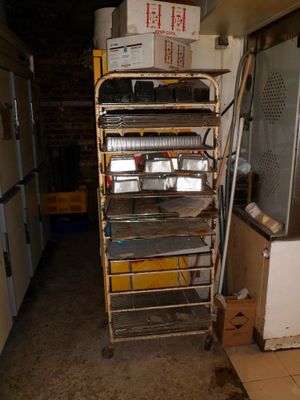 une photo d'une cuisine avec un chariot rempli de nourriture