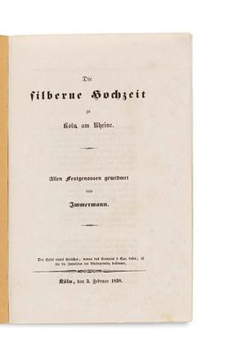 un vieux livre avec un titre en noir et blanc
