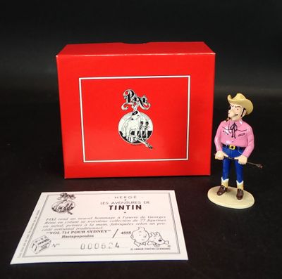 une petite figurine représentant un homme en tenue de cow-boy