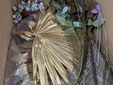 une boîte en carton contenant un bouquet de fleurs
