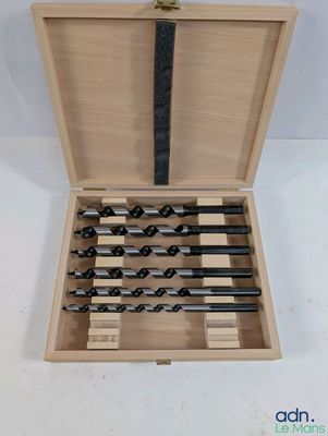 une boîte en bois contenant un jeu de forets