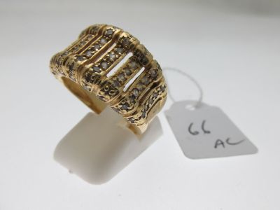 Gros plan sur une bague en or portant une étiquette