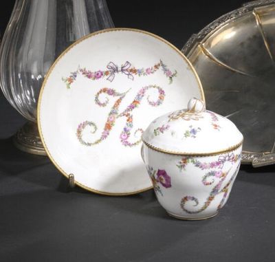 un bol et une assiette posés à côté d'un vase en verre