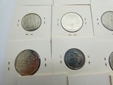 six types différents d'argent et de pièces d'argent dans une boîte blanche