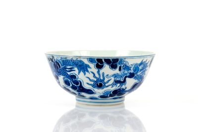 un bol bleu et blanc orné d'un dragon