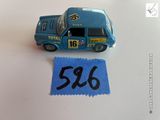 une petite voiture miniature recouverte d'un tissu bleu posée sur la table