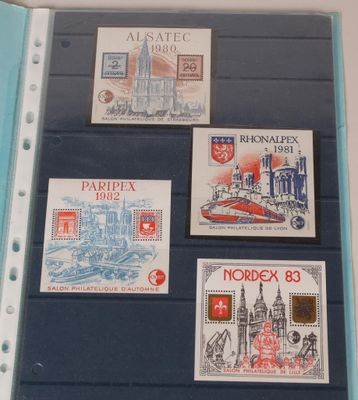 quatre timbres différents sur un bout de papier accroché au mur