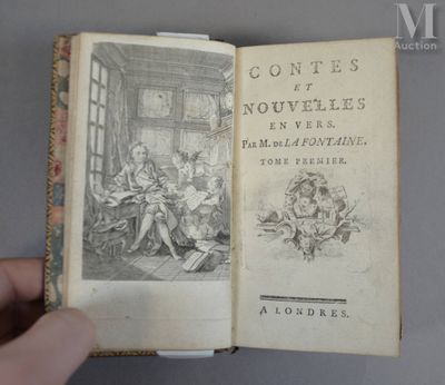 un livre ouvert sur lequel figure le dessin d'une famille dans un salon