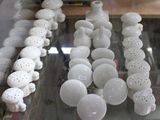 de nombreux objets en céramique blanche exposés dans une vitrine