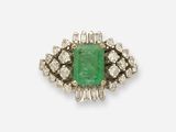 une bague en émeraude et diamant